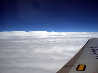 L'avion vole sur la mer de nuages