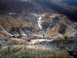 Le vieux cratère est exposé aux vapeurs sulfureuses